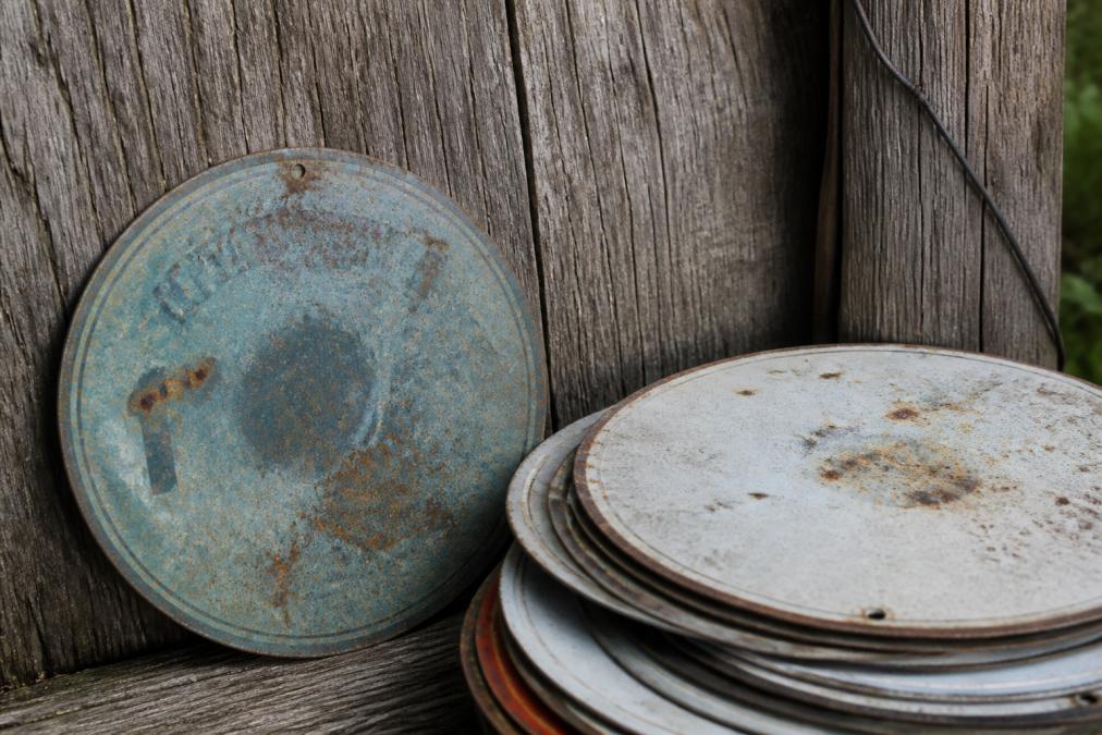 Why Metal Signs Fade Outdoors: Science & Solutions